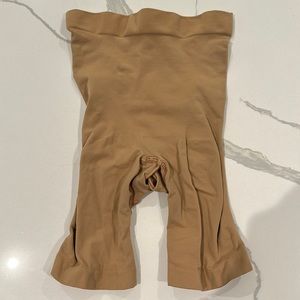 Skims Seamless Sculpt Mid Thigh Short